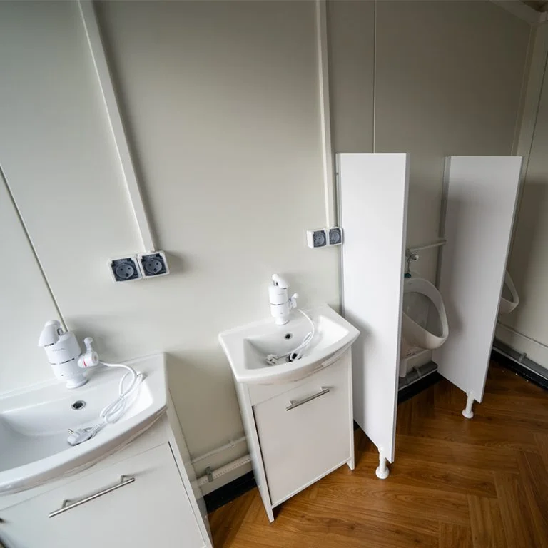 Compacte-opstelling-met-wastafels-en-urinoirs-768x768