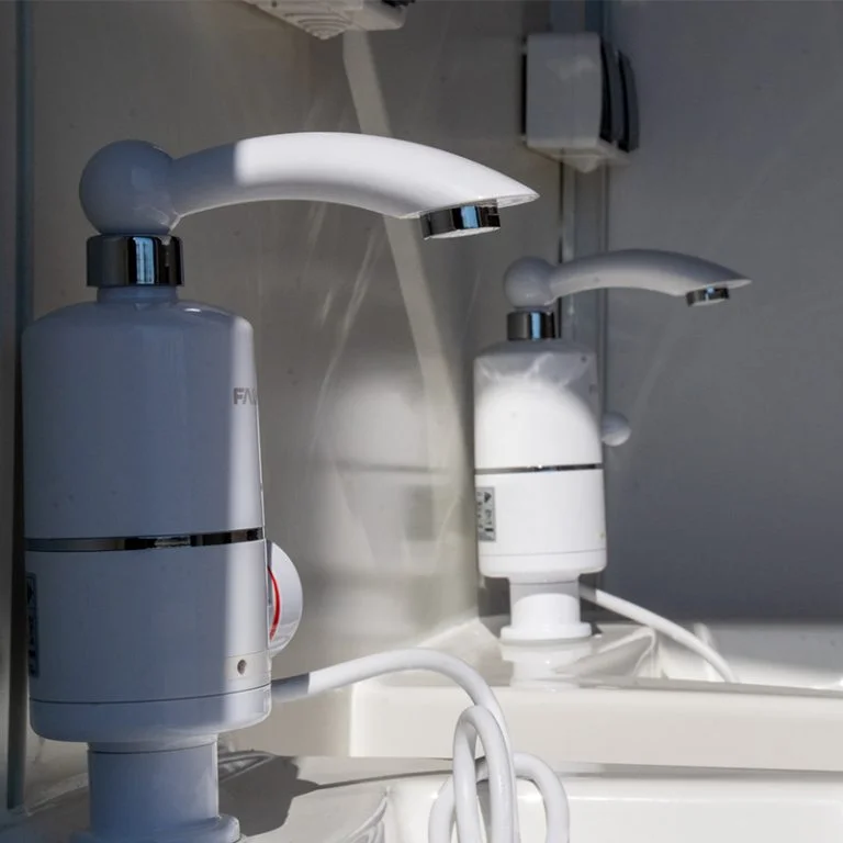 Detail-elektrische-wastafelkraan-in-sanitair-unit-768x768