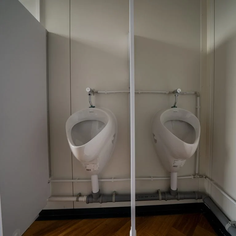 Dubbele-urinoirwand-met-tussenwand-voor-privacy-768x768