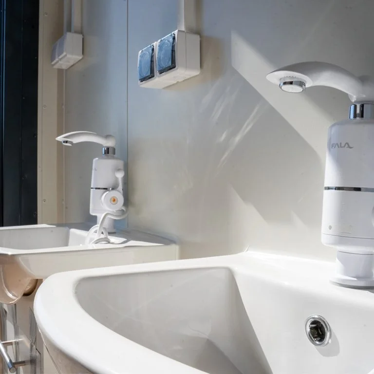 Dubbele-wastafels-in-moderne-sanitair-unit-768x768