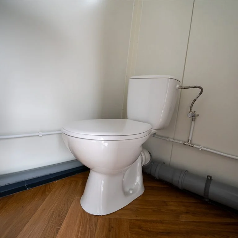 Gescheiden-toiletruimte-in-sanitair-unit-768x768