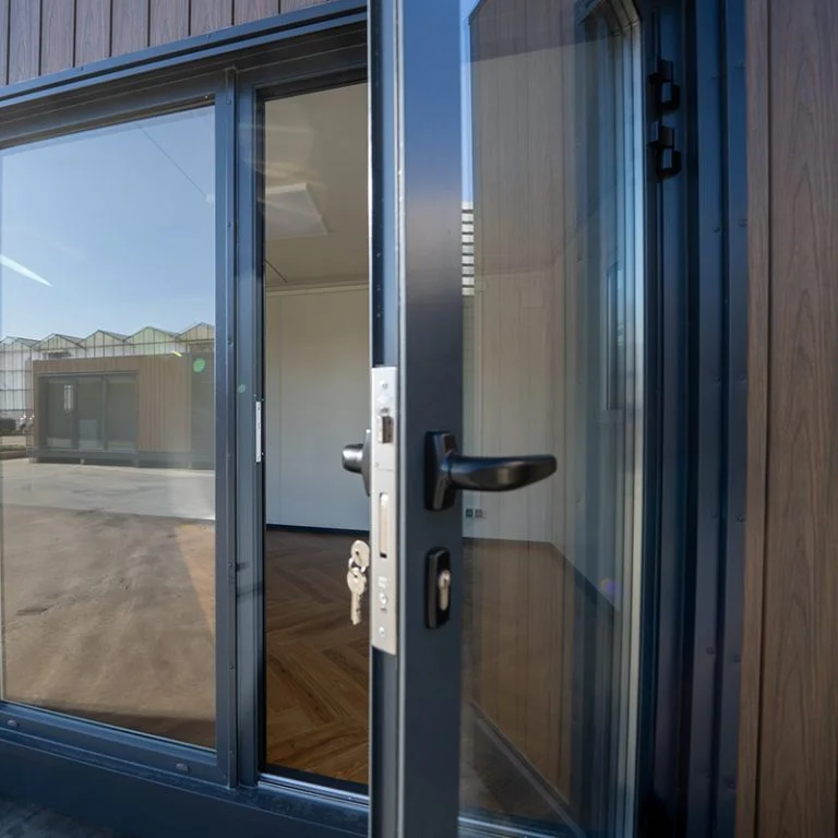 Ingang-van-de-prefab-kantoorunit-768x768