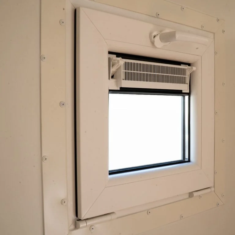 Sanitair-raam-met-ventilatierooster-768x768