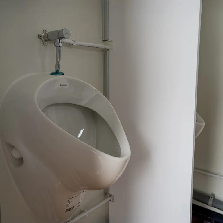 Urinoir-in-sanitair-unit-met-wateraansluiting-768x768