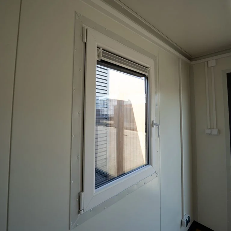 Zijraam-van-de-prefab-kantoorunit-768x768